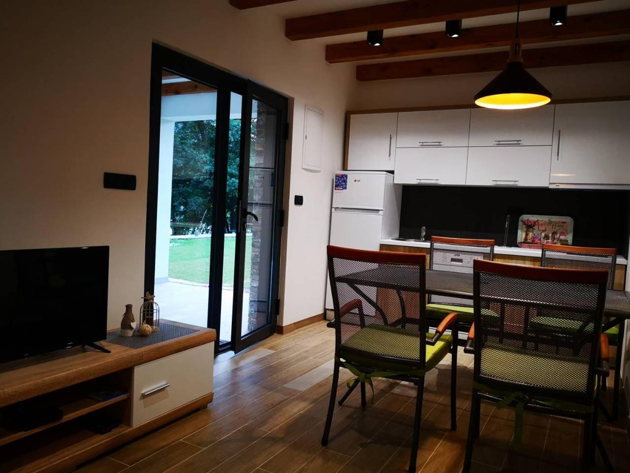 Holiday Home Green Coast ボサンスカ・クルパ エクステリア 写真
